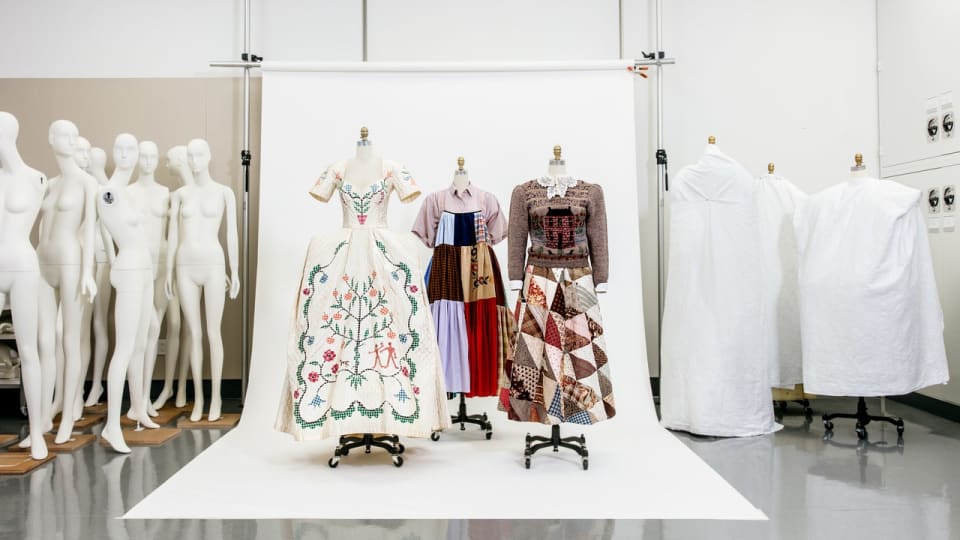 Uma foto com manequins e looks estampados.