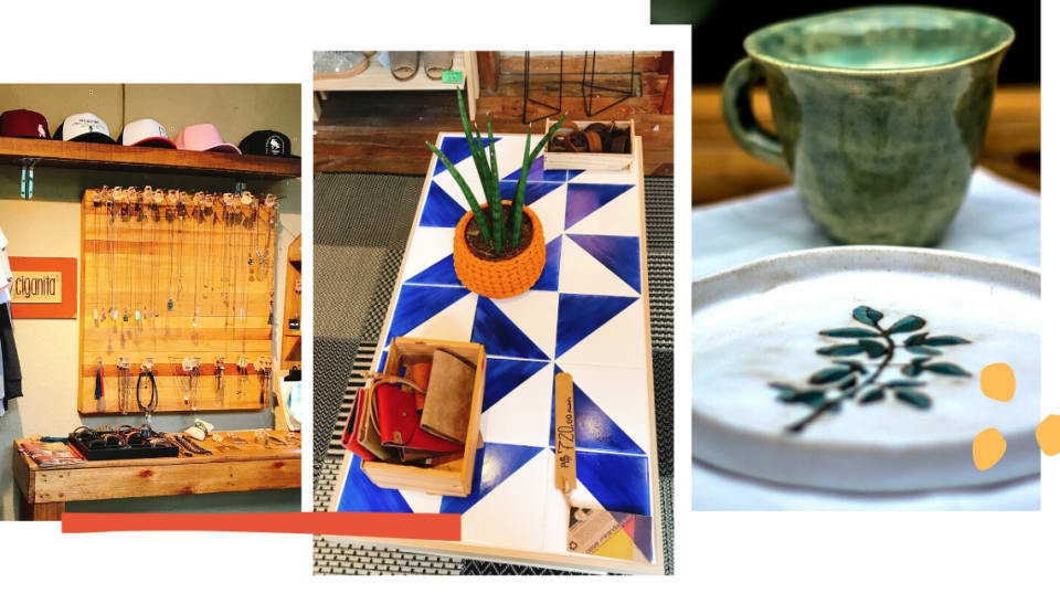 Montagem com três fotos, fundo branco. Na lateral inferior direita, três bolinhas amarelas decoram. Na lateral esquerda, um traço laranja queimado. A primeira foto da montagem, à esquerda, traz uma parede cinza com um suporte de madeira repleto de colares e pulseiras com pedras. Abaixo do painel, uma mesa, também de madeira, traz anéis e pulseiras de metal. Na foto do meio, uma mesa de madeira com azulejos metade azul royal, metade branco. Em cima da mesa, está uma etiqueta de preço R$720, uma caixa com carteiras de couro e um cachepô laranja de crochê com uma babosa dentro. Na terceira foto, à direita, uma xícara de cerâmica verde e um prato de cerâmica branco com desenho de planta verde em alto relevo estão em cima de uma mesa branca.