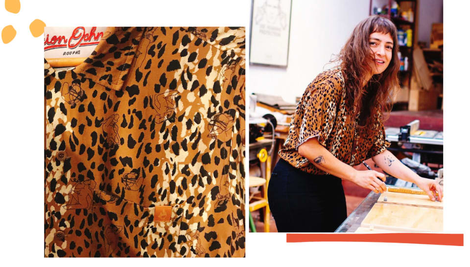 Montagem com fundo branco e duas fotos. No topo esquerdo, três bolinhas amarelas decoram. Já na lateral inferior direita, uma linha grossa laranja também decora. Na primeira foto, se vê um fundo animal print de alguma peça indefinível. Nos detalhes, se percebe algumas figuras em posições sexuais. Na segunda foto, uma mulher branca com cabelo médio e franja usa uma camisa animal print, a que foi exibida os detalhes, com jeans preto e posa em um ateliê de desenho e modelagem, em frente a uma mesa de desenho de madeira.