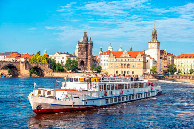 Prag til vands, til lands og i luften eller dagen p� egen h�nd