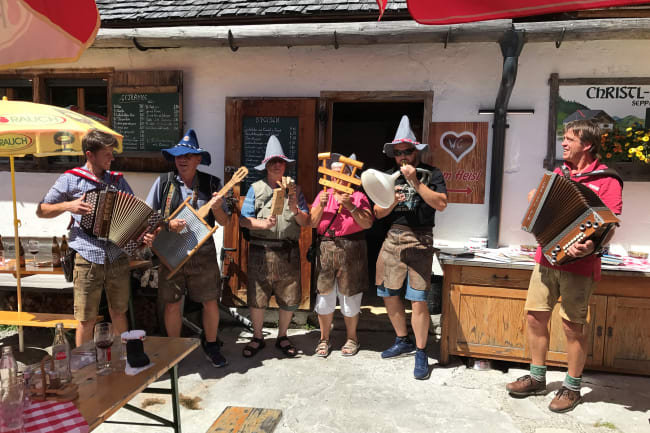 Frokost og musik p� almen