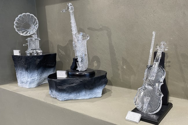 Vikinger, krystalglas og en smuk blomsterhave