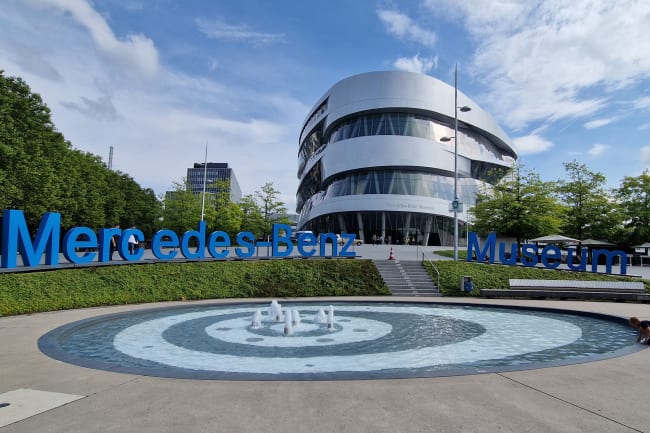 Flotte biler, liflige vine og smukke udsigter