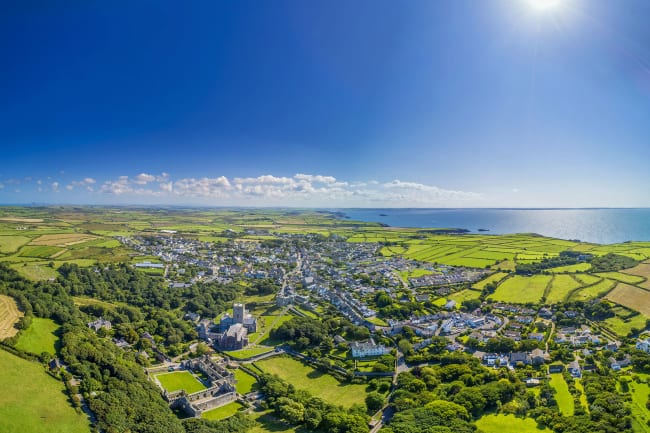 En smuk kyst og Storbritanniens mindste city