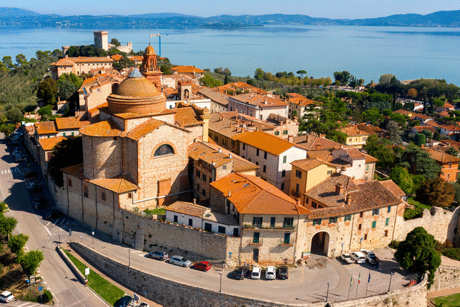 Lokal by, vine og fagre udsigter