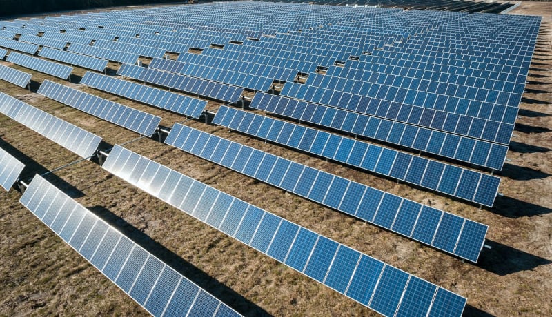 Photo of solar panels at a solar farm by American Public Power Association on Unsplash