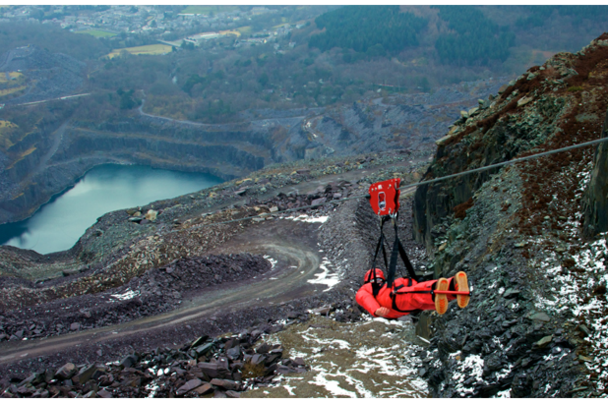 Zip line wales. 1600 метров. Zip world at penrhyn quarry, северный уэльс, великобритания. Zipworld velocity. самые экстремальные развлечения.
