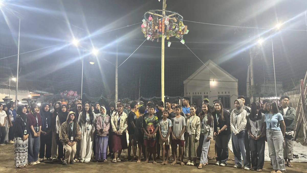 Lomba panjat pinang