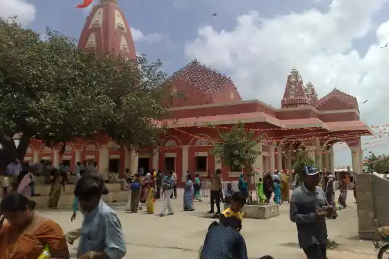 Giant seated Shiva statue at Nageshwar temple near Dwarka
