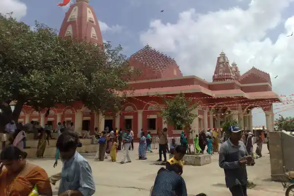 Giant seated Shiva statue at Nageshwar temple near Dwarka