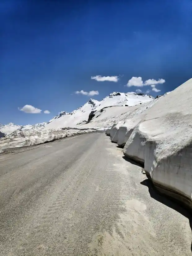Rohtang Pass in Manali, Himachal Pradesh