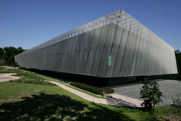 Architectural mesh façade: FIFA headquarters