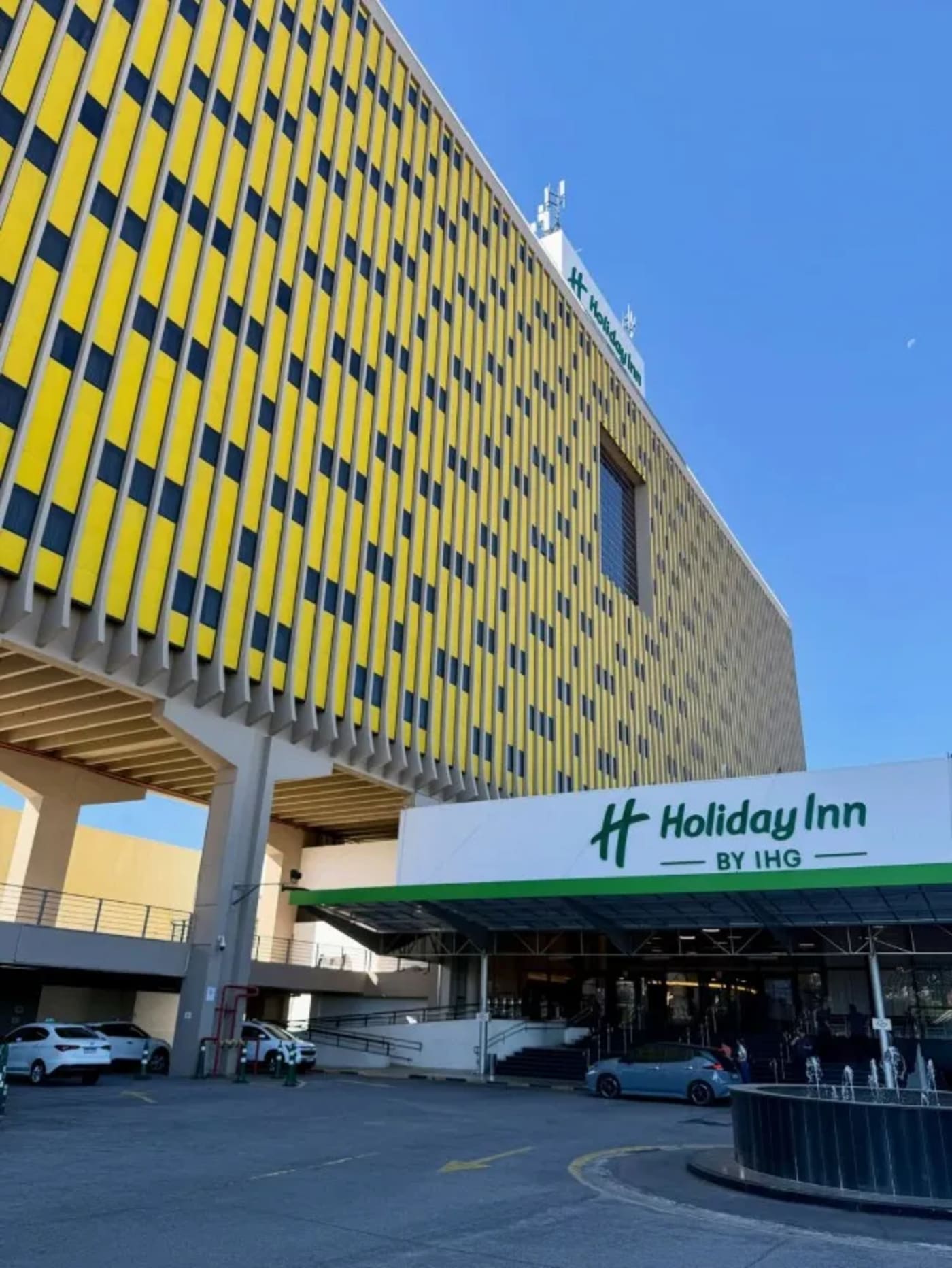 Holiday Inn Parque Anhembi — hotel façade and entrance, São Paulo