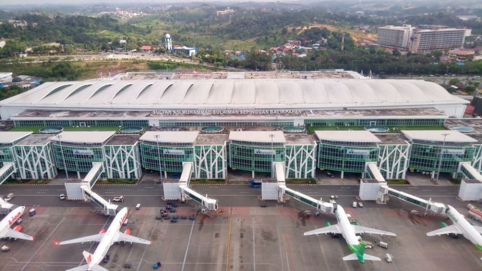 Aerial view of an airport terminal and aircraft