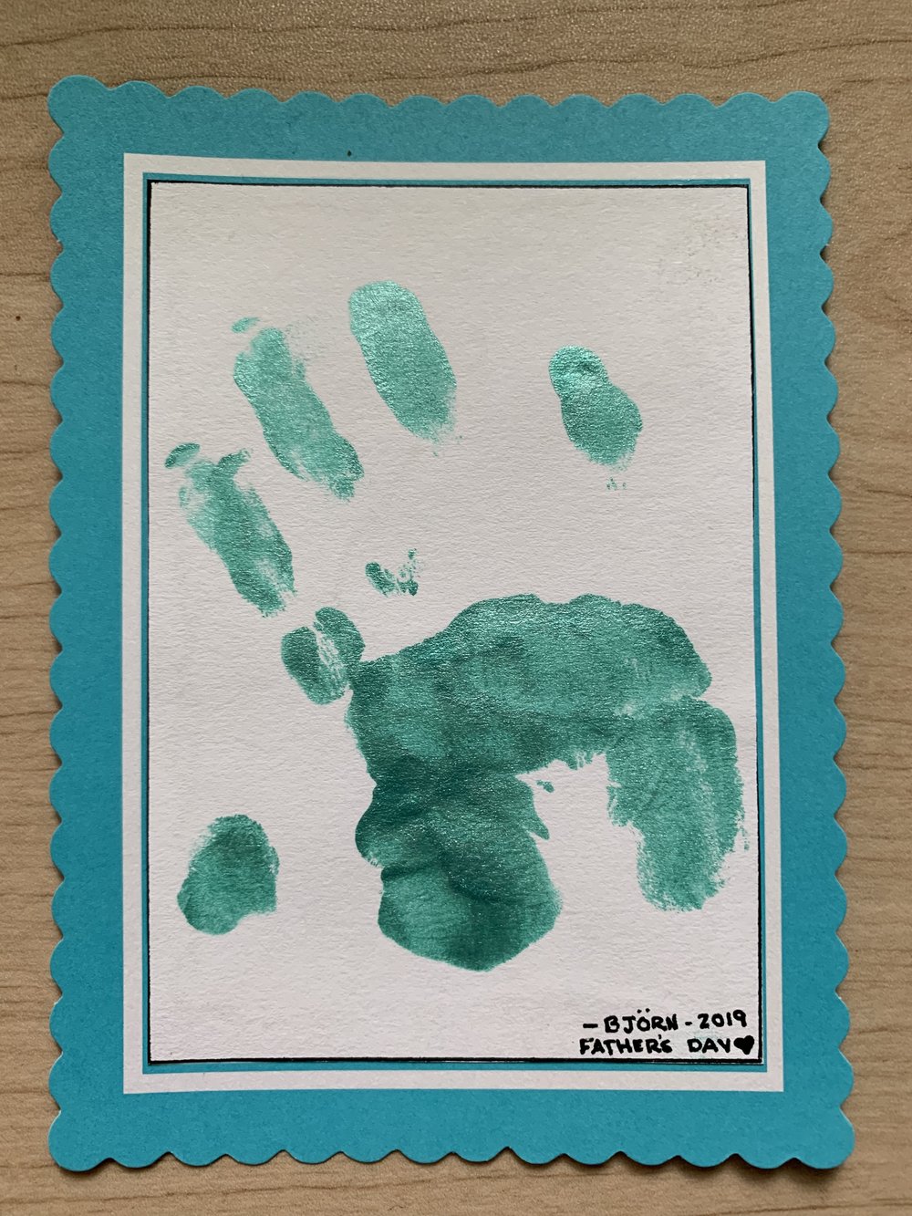 Card with a small child's handprint in ink and the text "Björn 2019 Father's Day ♥"