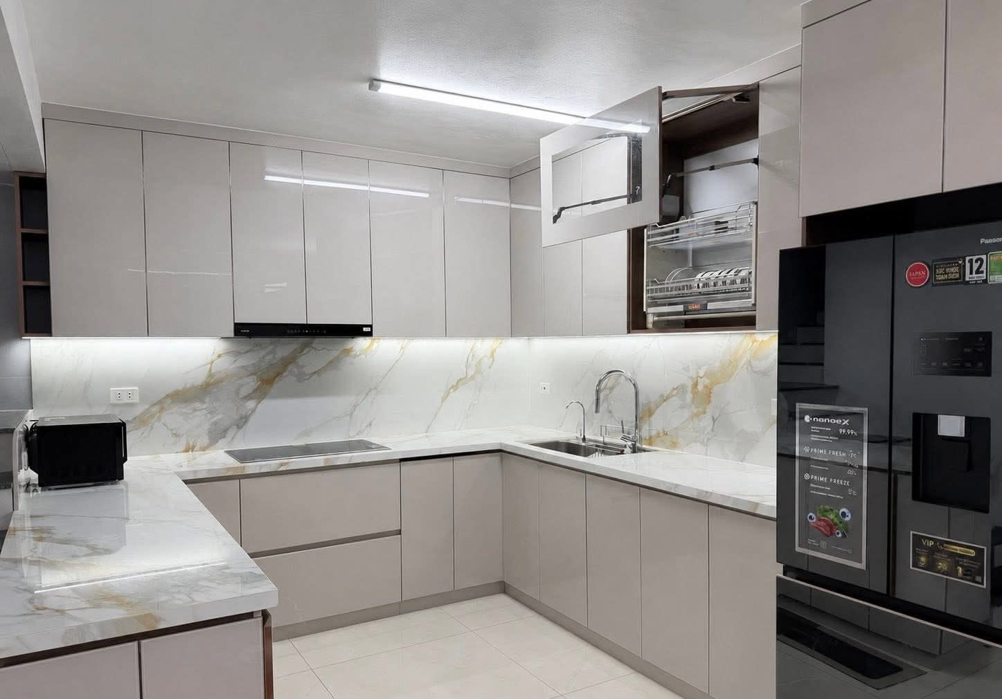 Tủ bếp Plywood cánh kính cường lực