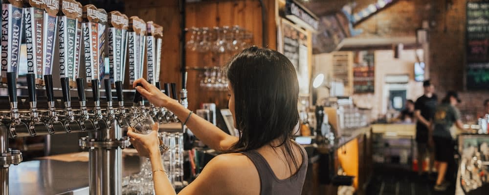 bar beer employee 1267256 - 9 Techniques for Successful Restaurant Inventory Management