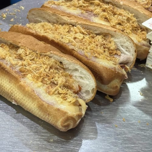 Bánh Mì Huynh Hoa: A Famous Sandwich Shop in Ho Chi Minh รูปที่ 3