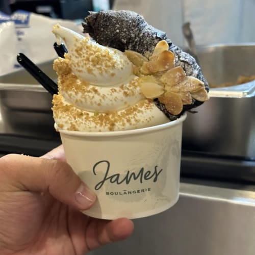 James Boulangerie's Soft Cream Croissant Cart at EmQuartier รูปที่ 1