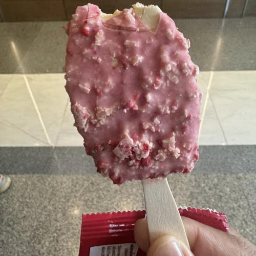 KitKat Pink Ice Cream from Nestlé รูปที่ 2