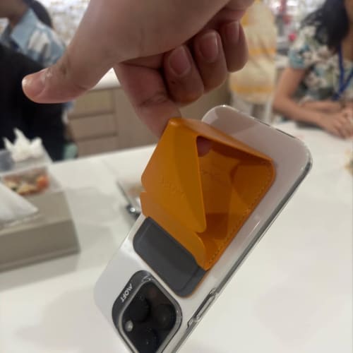 Moft's MagSafe Phone Stand Holds 2-3 Cards Too รูปที่ 3
