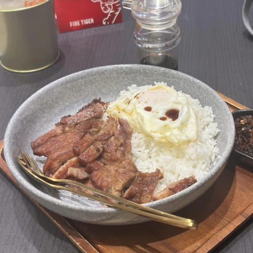 Pork Chop Rice with Fried Egg at Suea Pon Fai รูปที่ 1