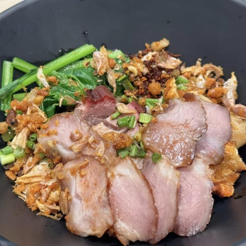 Tee Tee Noodle: Chewy-Soft Noodles with Red Pork and Crispy Pork รูปที่ 1