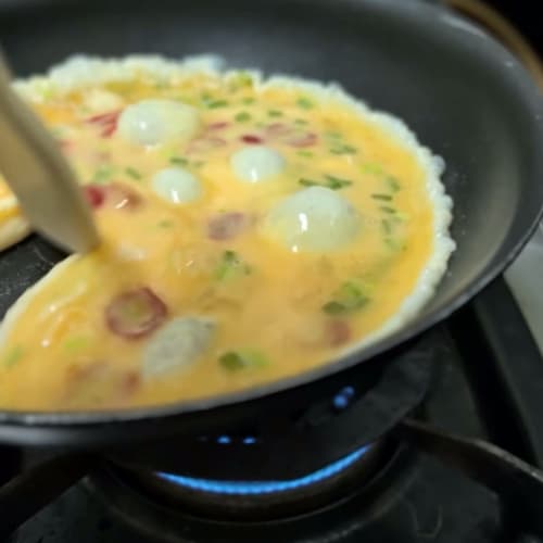 Tornado Egg with Cherry Tomato and Sliced Scallion for Extra Color รูปที่ 1