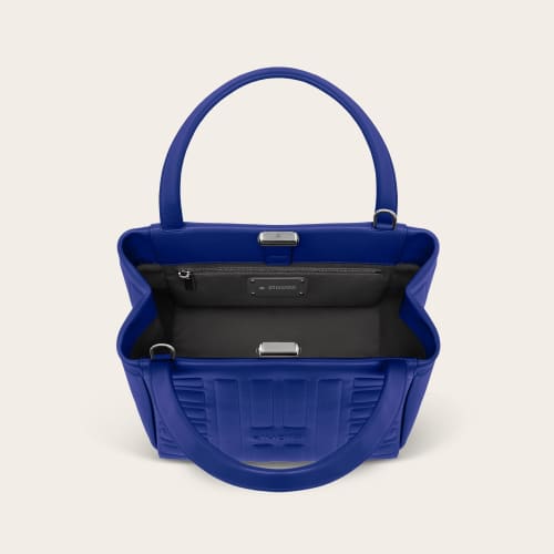 RIMOWA x Joe Alwyn: Umber & Ultramarine น้ำตาลดินกับน้ำเงินลาพิส บนกระเป๋าเดินทางและแบ็ก รูปที่ 3