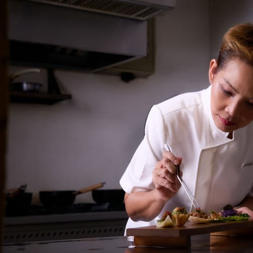 ขวัญทิพย์ อารีย์: เชฟป้อม ม.ล.ขวัญทิพย์ เทวกุล ชวนกินอาหารไทยแบบสำรับ ตำรับวังเทวะเวสม์กับทุ่งสง รูปที่ 1