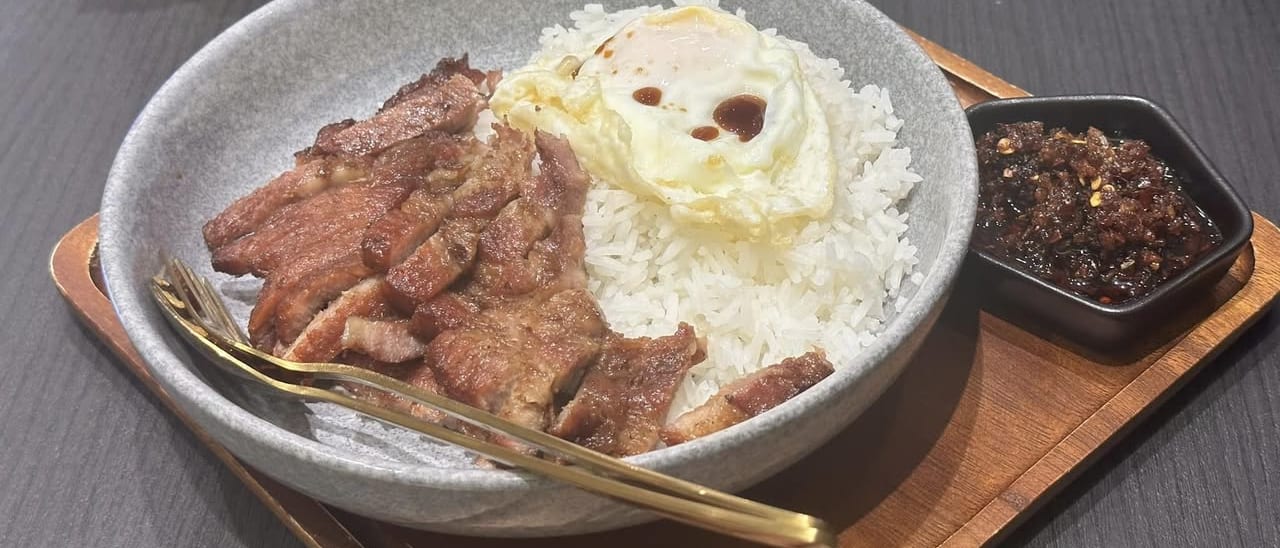 Pork Chop Rice with Fried Egg at Suea Pon Fai