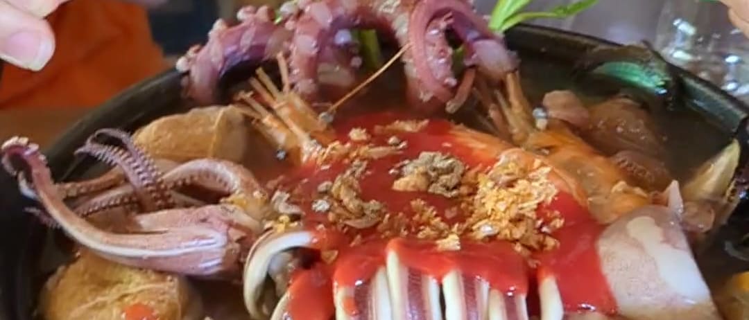 Yong Theu Fu's Hot-Pot Yentafo in Chiang Mai