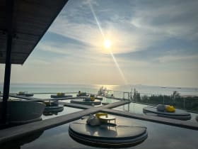 ห้อง Oceanfront Skypool King และ Over the Moon Sky Lounge
