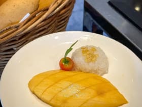 ซันเดย์บรันช์ ห้องอาหารฟีสต์ Royal Orchid Sheraton