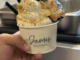 James Boulangerie รถ Soft Cream Croissant ที่ EmQuartier