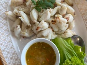 แม่ลูกจันทน์ สาขาบางตะบูน อาหารทะเลพื้นบ้านของสดริมน้ำ