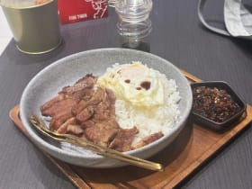 ข้าว Pork Chop ไข่ดาว โรงเตี๊ยมเสือพ่นไฟ