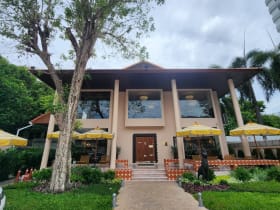 Serpens All Day Dining ร้านใหม่แถวเอกมัย โทนน้ำตาล-ทองสวยหรู