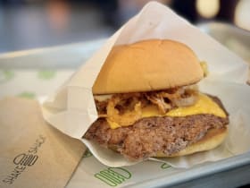 Shake Shack ฉลองครบรอบ 1 ปีในไทย กับ ShackMeister