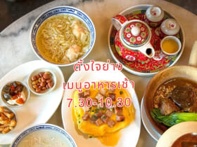 ตั้งใจย่าง อาหารเช้าหมูแดงย่างถ่านชื่อดัง