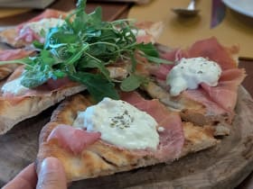 Via Emilia Italian Restaurant พิซซ่า Burrata หนึ่งในพิซซ่าที่ดีที่สุดในใจ