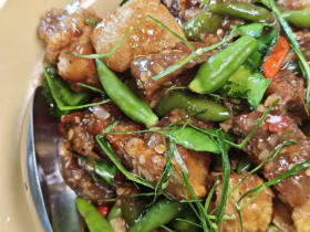 โต๊ะวิเศษ ระยอง หมูกรอบผัดกะปิ ผัดฉ่า อร่อยทุกจาน