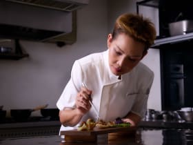 ขวัญทิพย์ อารีย์: เชฟป้อม ม.ล.ขวัญทิพย์ เทวกุล ชวนกินอาหารไทยแบบสำรับ ตำรับวังเทวะเวสม์กับทุ่งสง