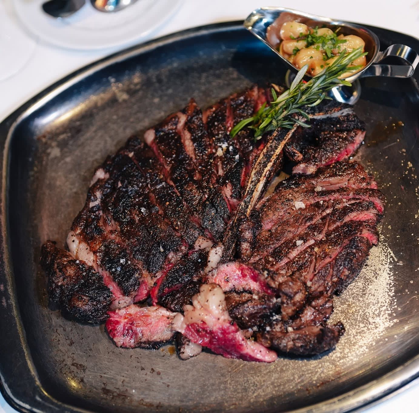 🥩 La Parrilla — the heart of the restaurant: every cut of Black Angus is charcoal-grilled to a smoky finish. The Quilombo Steak (1,200g), a dry-aged bone-in loin, is great for sharing with friends; Rib Eye (400g) has beautiful marbling; Sirloin is bold and fun to chew; Tenderloin is delicate and lean.