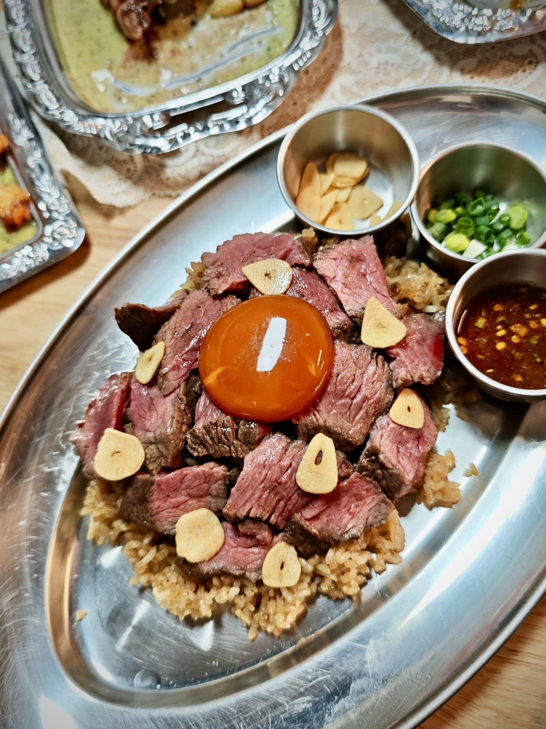 Beef-fat fried rice with crispy garlic, topped with juicy beef and an egg (choose marinated or fried) — the beef-fat rice is intensely fragrant with garlic.
