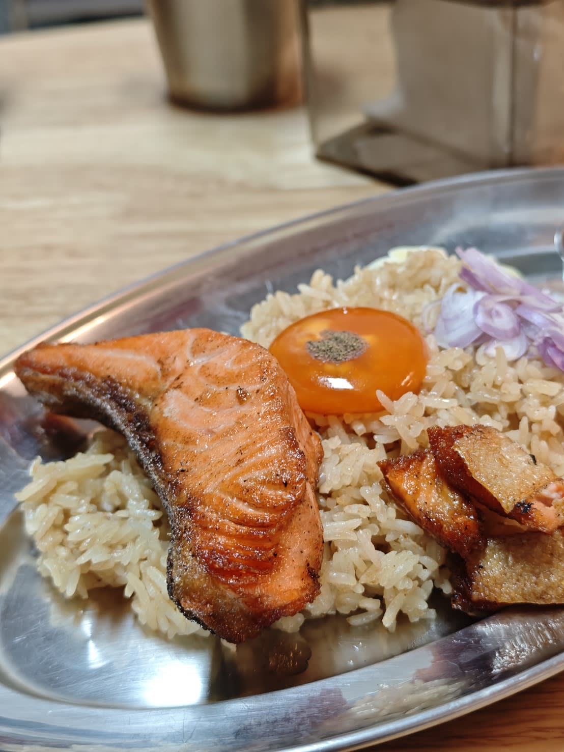 Same recipe as the beef version, but with salmon instead — the fish's sweet richness mixes with the spicy seafood sauce, eaten with sliced shallot for a super refreshing bite.