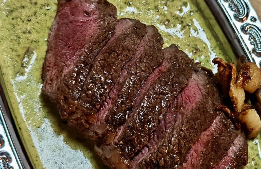 Pure juicy beef, lightly seasoned, with a free choice of one sauce (jaew dip / mustard / seafood sauce). We went with the jaew, spicy in just the right amount — a must for serious beef lovers.
