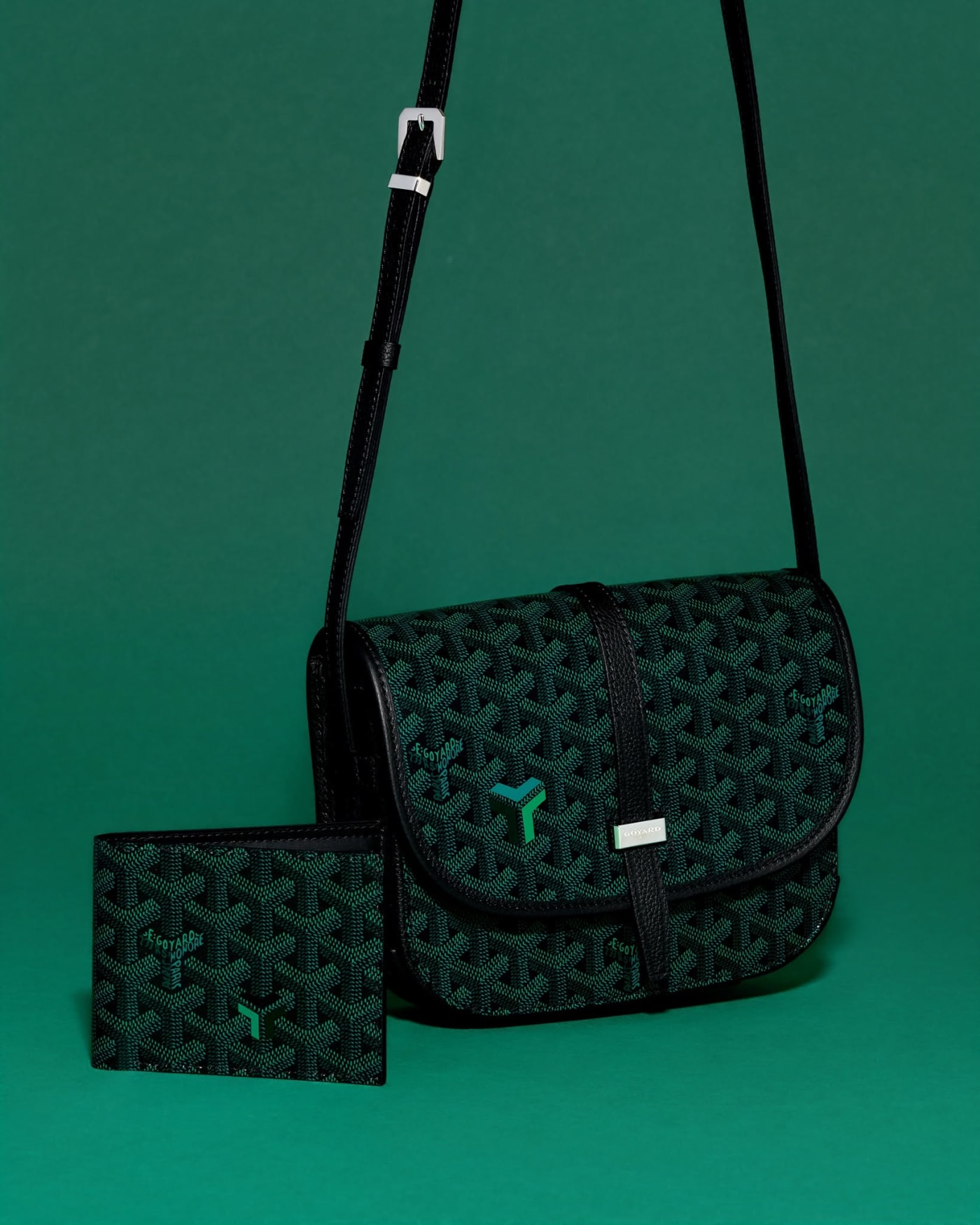 และนี่ไม่ใช่แคปซูลเล็กๆ ที่แต่งตัวให้กระเป๋าฮีโร่เพียงใบเดียว Goyard ลงลึกจริง: Bourget PM Trolley Case, Cassette Trunk Bag, Boston 50 ดัฟเฟิลแบ็ก, Capétien MM Messenger, Ambassade MM Document Case, Joux 8 Watch Case, Jouvence MM Toiletry Bag, Cap-Vert PM, Cisalpin Backpack, Saint-Sulpice Card Wallet, Belvédère PM, Victoire Wallet ตั้งแต่กระเป๋าล้อลากไปจนถึงกระเป๋าใส่บัตร — นี่ไม่ใช่แคปซูล นี่คือทั้งวอร์ดโรบ