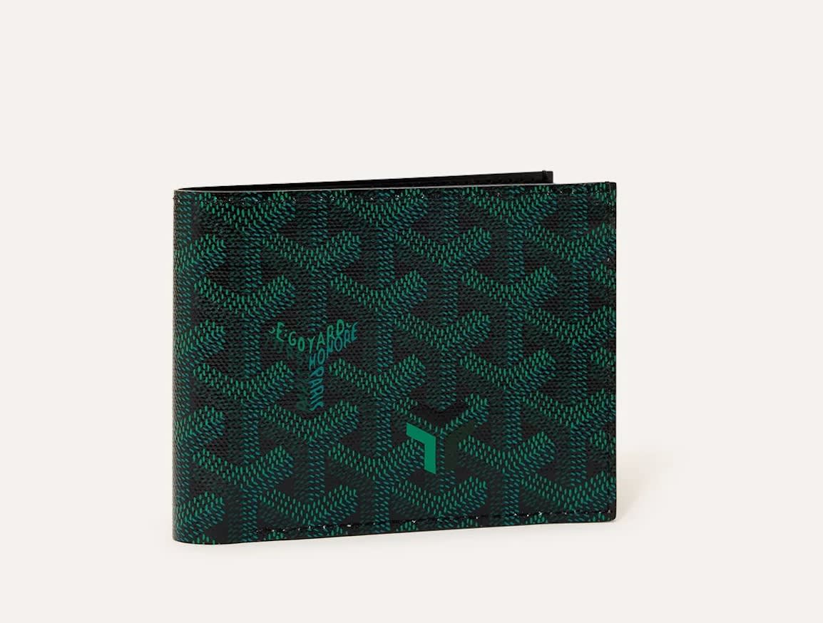 ถ้าใครกำลังจะเริ่มสะสม Belvédère PM และ Victoire Wallet คือจุดเริ่มต้นที่เข้าท่าที่สุด — เครื่องหนังชิ้นเล็กที่ทำหน้าที่เป็นสีนิวทรัลมากกว่าจะเป็นสเตทเมนต์ ส่วน Ambassade MM Document Case คือชิ้นที่น่าจับตาสำหรับใครที่กำลังจัดกระเป๋าทำงานใหม่ — เข้มพอที่จะดูเป็นทางการ มีเท็กซ์เจอร์พอที่จะไม่กลืนหายไปกับกระเป๋าสีดำใบอื่นๆ ในห้อง และสำหรับคนที่อยู่ในสภาพอากาศแบบกรุงเทพฯ — ชื้น ไม่ปรานีหนังเรียบอย่างคาล์ฟสกิน — ผ้า Goyardine เคลือบนี้พิสูจน์คุณค่าของมันได้จริง เป็นกรณีที่หายากที่ชิ้นงานสำหรับนักสะสมกับชิ้นงานที่ใช้งานได้จริงคือกระเป๋าใบเดียวกัน