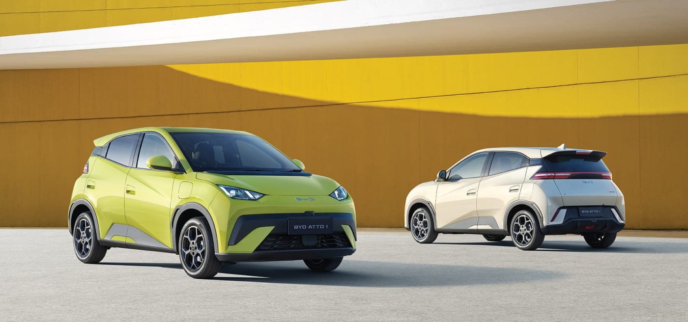 It is 3,925 mm long with 5 seats and a 230 L boot, growing to 930 L with the seats folded. Prices start at THB 429,900 for the Dynamic (Blade battery of about 30 kWh, 300 km) or THB 459,900 for the Premium (about 39 kWh, 380 km). It makes 75 hp and has V2L to power things outside the car. Colours reported in the media are Pop Green, Shell White, Quantum Black and Velocity Blue, and our guess is that Pop Green is the one that gives it character. A good pick for a first EV when you do not want to learn anything new.